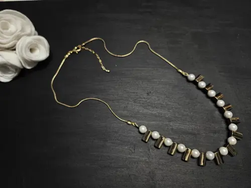 Colar Dourado e Pérolas Shell