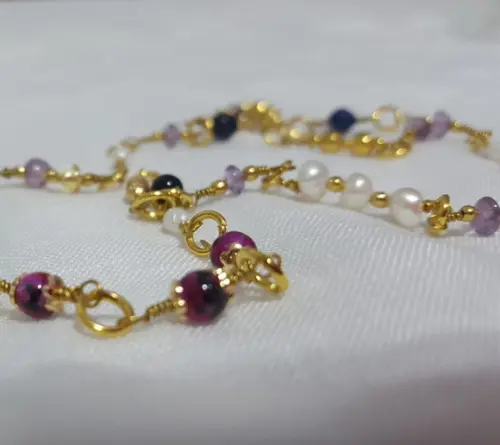 Colar Dourado Multicolorido com Pedras e Pérolas Naturais