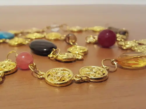 Colar Dourado Multicolorido de Pedras Naturais