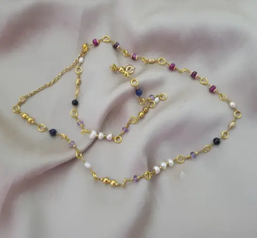 Colar Dourado Multicolorido com Pedras e Pérolas Naturais