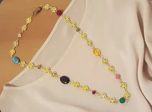Colar Dourado Multicolorido de Pedras Naturais