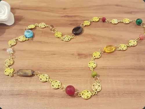 Colar Dourado Multicolorido de Pedras Naturais