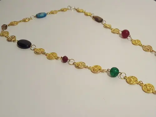 Colar Dourado Multicolorido de Pedras Naturais