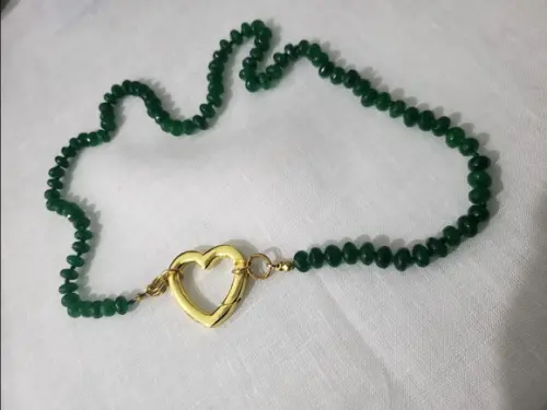 Colar Dourado Pedras Naturais Jade Verde