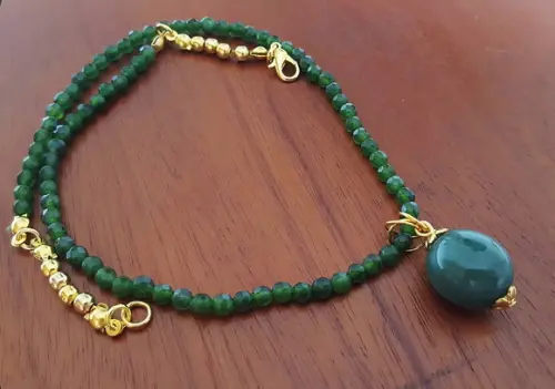 Colar e Pingente com Pedras Jade Esmeralda