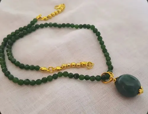 Colar e Pingente com Pedras Jade Esmeralda