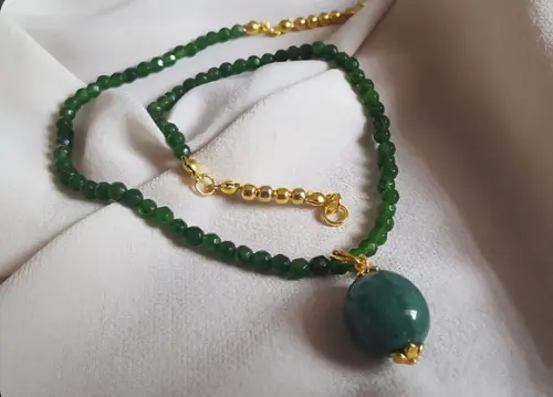 Colar e Pingente com Pedras Jade Esmeralda