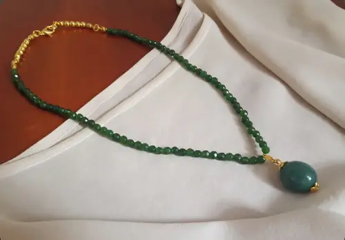 Colar e Pingente com Pedras Jade Esmeralda