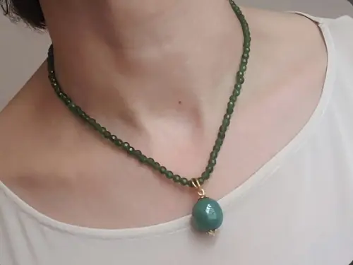 Colar e Pingente com Pedras Jade Esmeralda