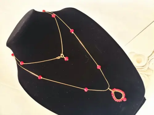 Colar Longo Banhado com Cristais Vermelhos