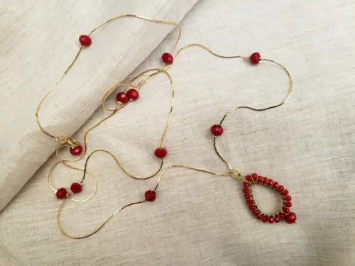 Colar Longo Banhado com Cristais Vermelhos