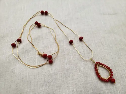 Colar Longo Banhado com Cristais Vermelhos