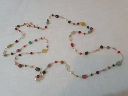 Colar Longo Banhado com Pedras Naturais