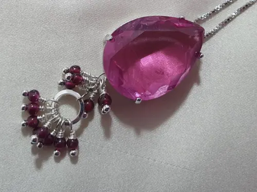 Colar Prateado com Cristal Fuccia e Cachos de Mini Pedras