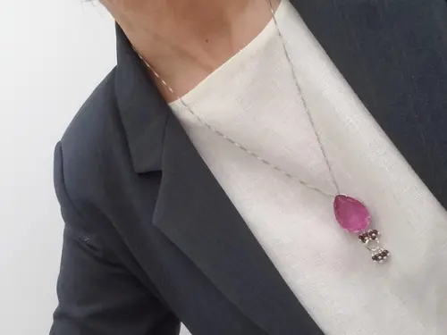 Colar Prateado com Cristal Fuccia e Cachos de Mini Pedras