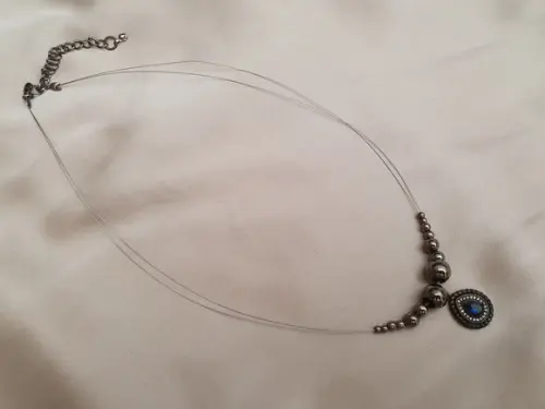 Colar Minimalista com Pingente Grafite e Cristal Azul Bic