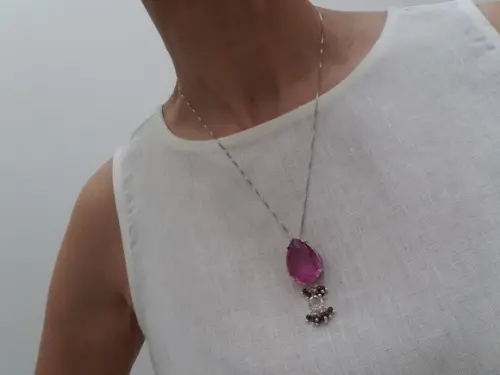 Colar Prateado com Cristal Fuccia e Cachos de Mini Pedras