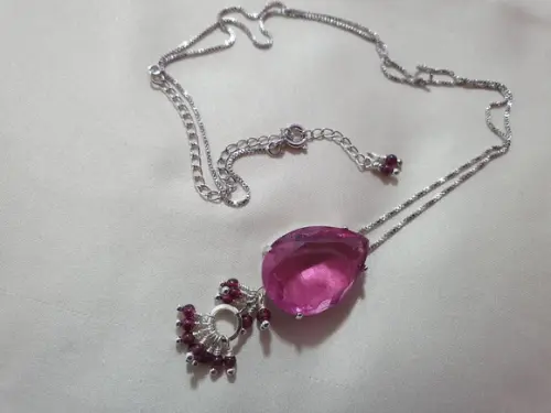 Colar Prateado com Cristal Fuccia e Cachos de Mini Pedras