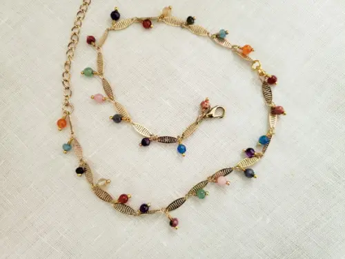 Colar Rendado Dourado de Pedras Coloridas