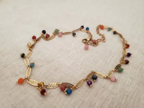 Colar Rendado Dourado de Pedras Coloridas