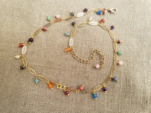 Colar Rendado Dourado de Pedras Coloridas