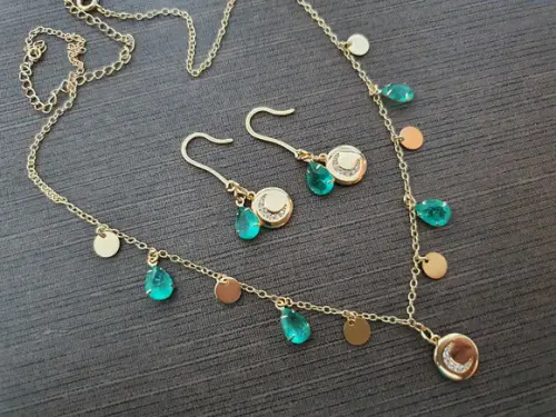 Conjunto de Brinco e Colar Banhados com Cristais Esmeralda
