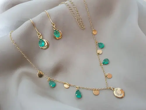 Conjunto de Brinco e Colar Banhados com Cristais Esmeralda