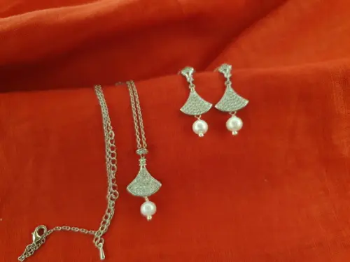 Conjunto de Colar e Brinco Banhado a Prata com Mini Cristais