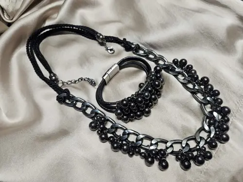 Conjunto de Colar de Corrente e Pulseira com Bolas Grafite