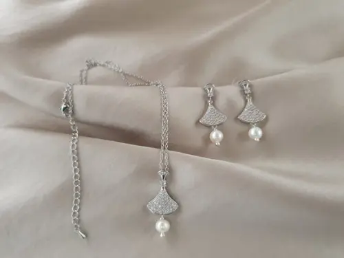 Conjunto de Colar e Brinco Banhado a Prata com Mini Cristais