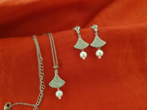 Conjunto de Colar e Brinco Banhado a Prata com Mini Cristais