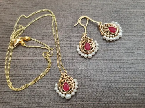 Conjunto De Colar E Brinco Com Cristal Rubi E Pérolas