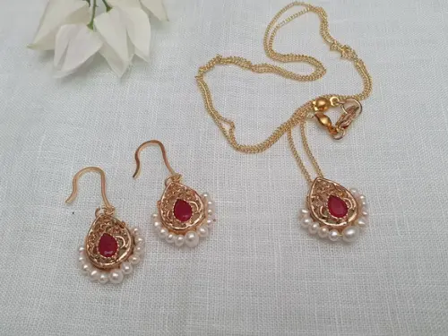 Conjunto De Colar E Brinco Com Cristal Rubi E Pérolas