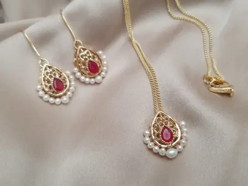 Conjunto De Colar E Brinco Com Cristal Rubi E Pérolas