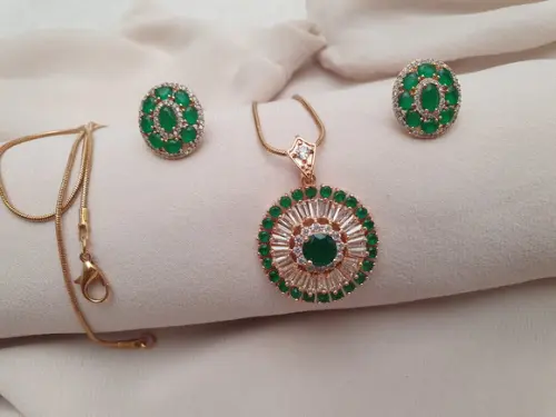 Conjunto de Colar e Brinco com Cristal Verde e Zircônias