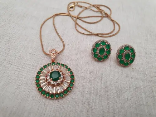 Conjunto de Colar e Brinco com Cristal Verde e Zircônias