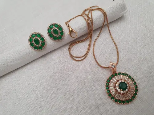 Conjunto de Colar e Brinco com Cristal Verde e Zircônias