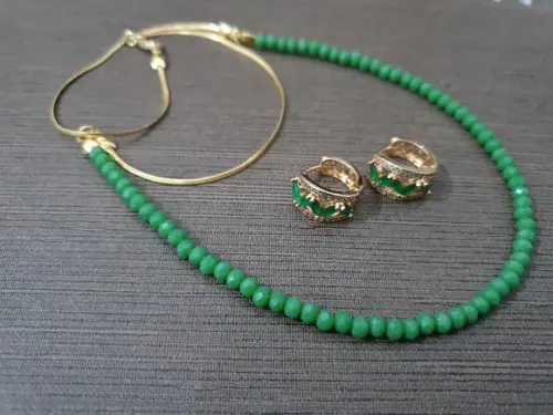 Conjunto de Colar e Brinco com Cristal Verde Esmeralda