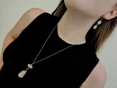 Conjunto de Colar e Brinco com Pingente de Quartzo Rosa