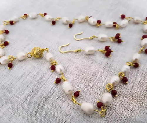 Conjunto de Colar e Brinco de Pérolas e Pedras Jade Rubi
