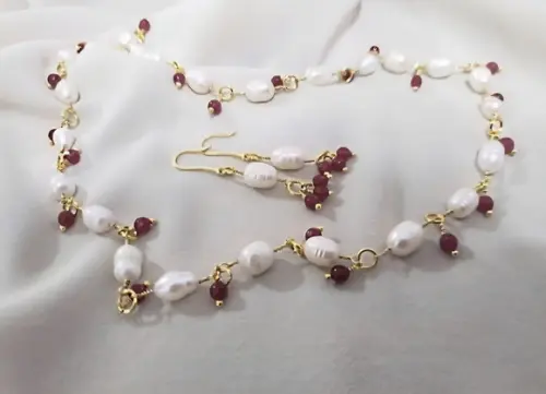 Conjunto de Colar e Brinco de Pérolas e Pedras Jade Rubi