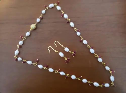 Conjunto de Colar e Brinco de Pérolas e Pedras Jade Rubi