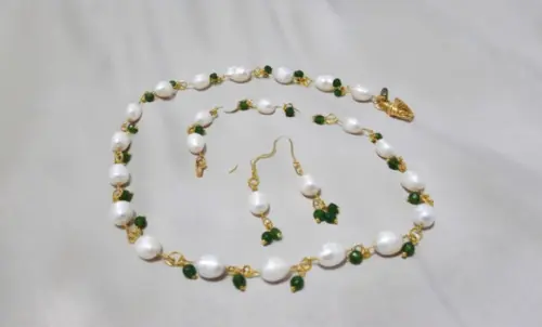 Conjunto de Colar e Brinco de Pérolas e Pedras Naturais Jade