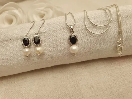 Conjunto de Colar e Brincos de Cristal Ônix e Pérola Natura