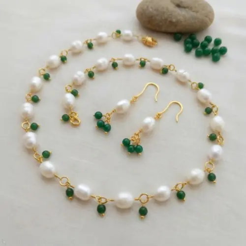 Conjunto de Colar e Brinco de Pérolas e Pedras Naturais Jade