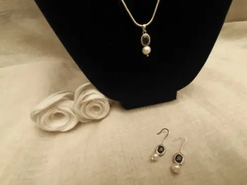 Conjunto de Colar e Brincos de Cristal Ônix e Pérola Natura
