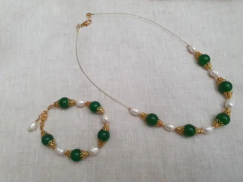 Conjunto de Colar e Pulseira de Jade Verde e Pérolas