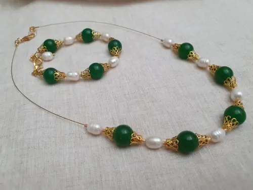 Conjunto de Colar e Pulseira de Jade Verde e Pérolas