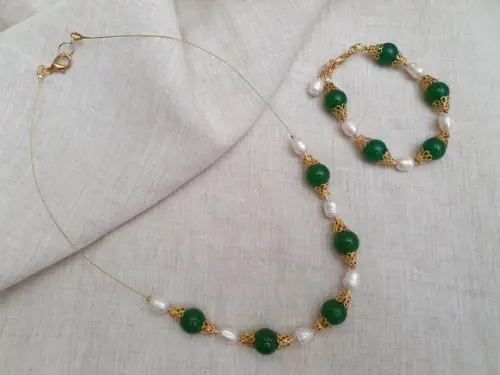 Conjunto de Colar e Pulseira de Jade Verde e Pérolas