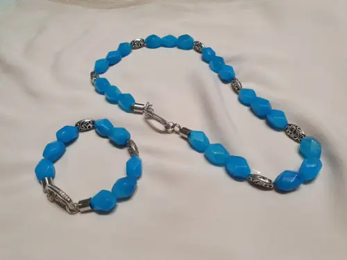 Conjunto de Colar e Pulseira de Pedras Naturais Jade Celeste